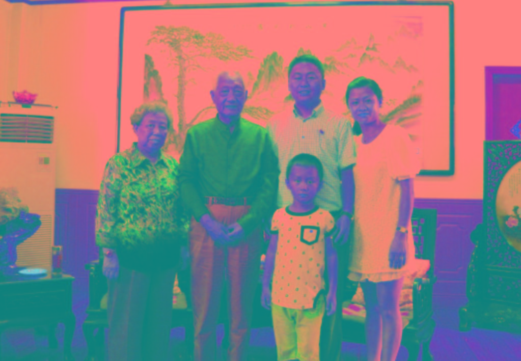 與原南京軍區(qū)政委方祖岐上將夫婦合影留念。