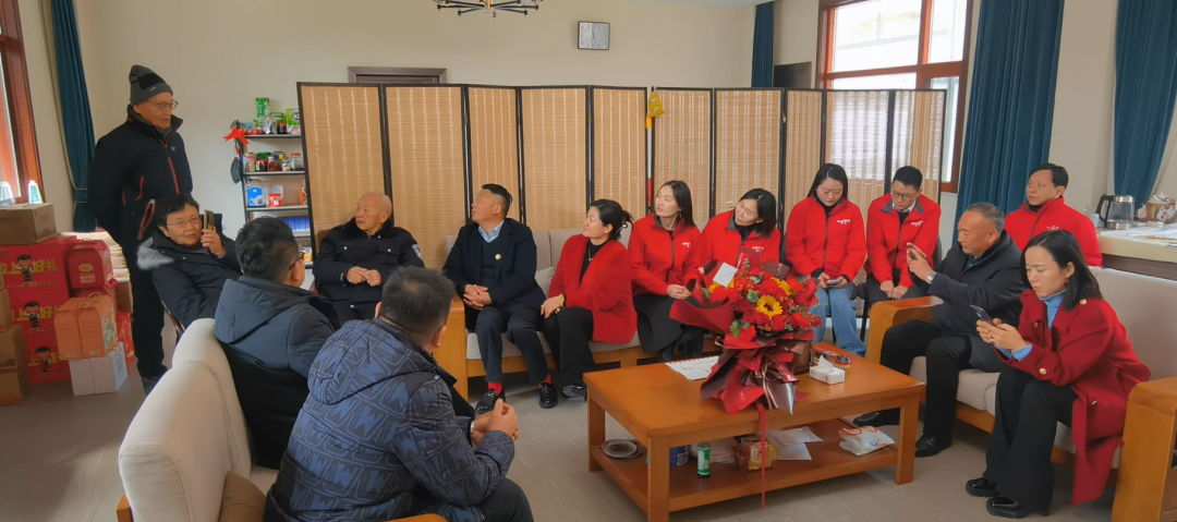 昊東公司一行看望胡正先老紅軍，聆聽那段可歌可泣的英雄歷史